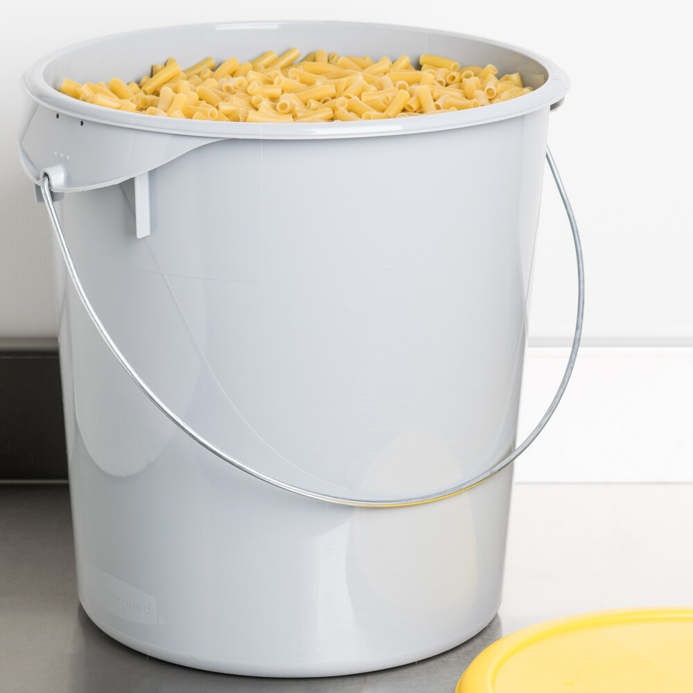 Rubbermaid 5729 22 Qt. Gray Round Food Storage Container with Bail