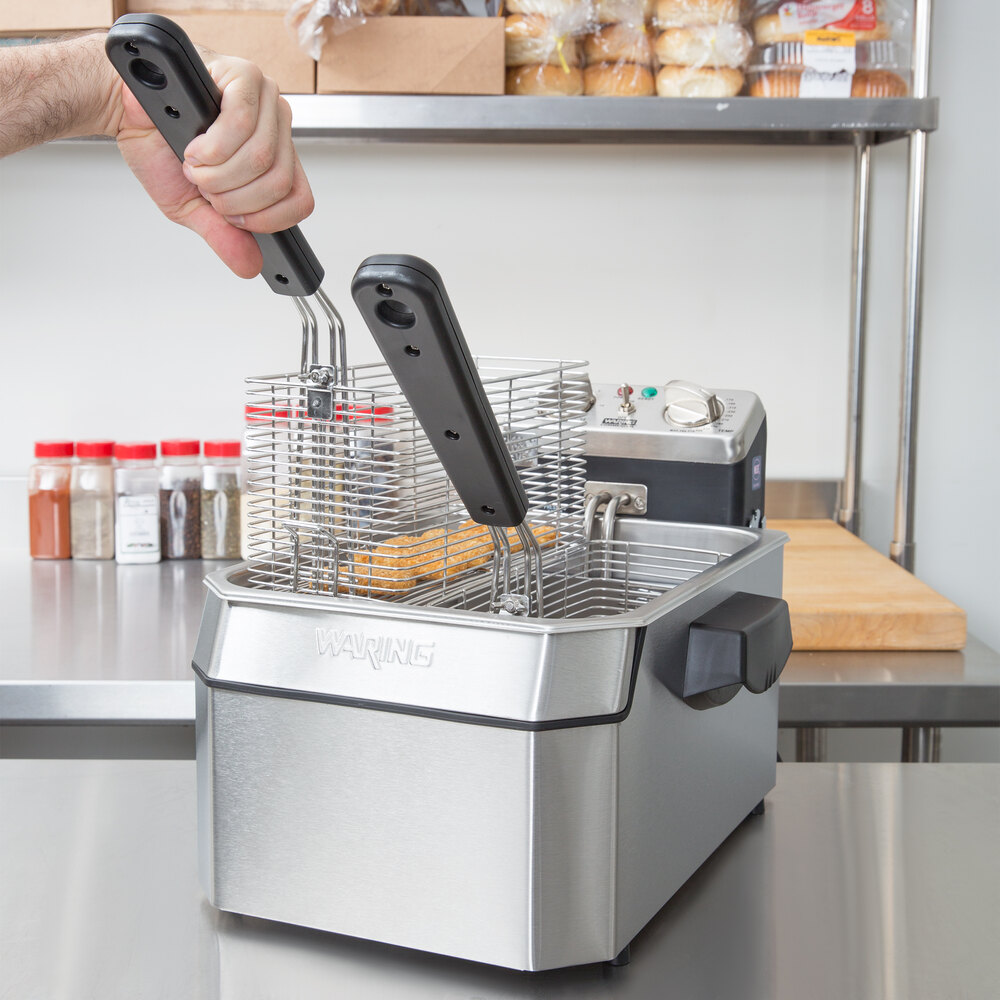 Waring WDF1500B 15 lb. Commercial Countertop Deep Fryer 208V