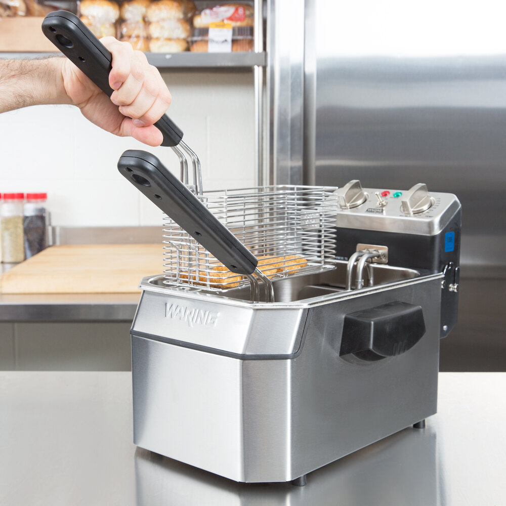 Waring WDF1000B 10 lb. Commercial Countertop Deep Fryer 208V