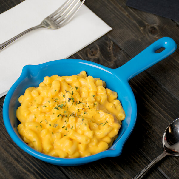 A sky blue Tablecraft fry pan filled with macaroni and cheese.