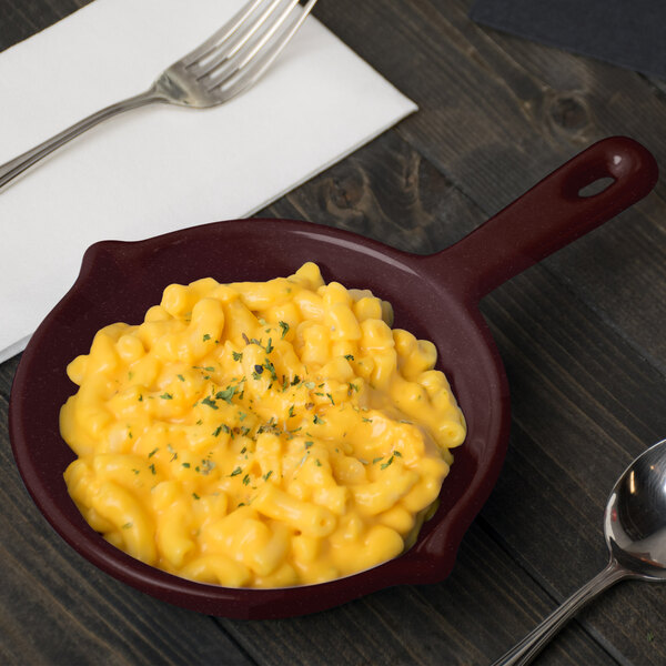 A Tablecraft midnight speckle cast aluminum fry pan with macaroni and cheese on a table.