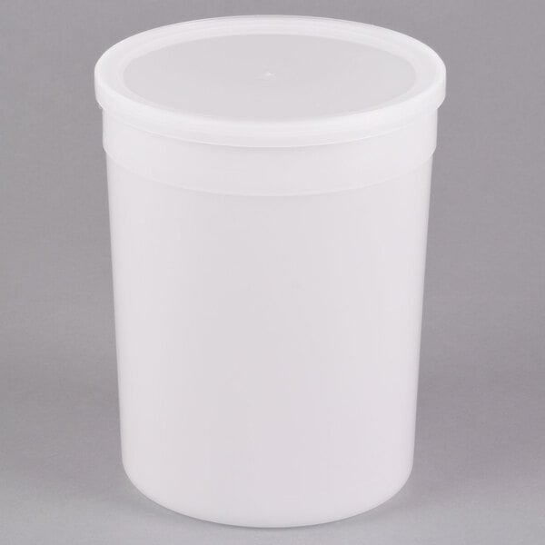 A 4 Qt. translucent round deli container with a lid.