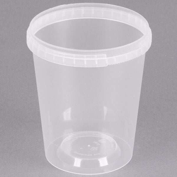 A 32 oz. clear plastic deli container with a lid.