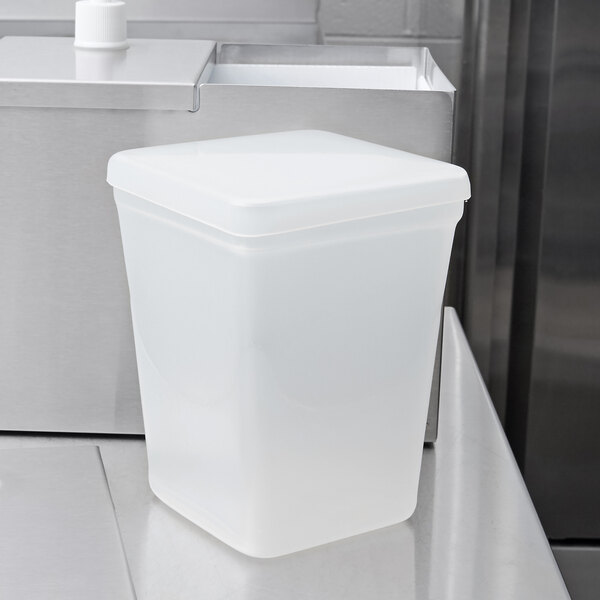 A white plastic Carlisle replacement container with a lid.