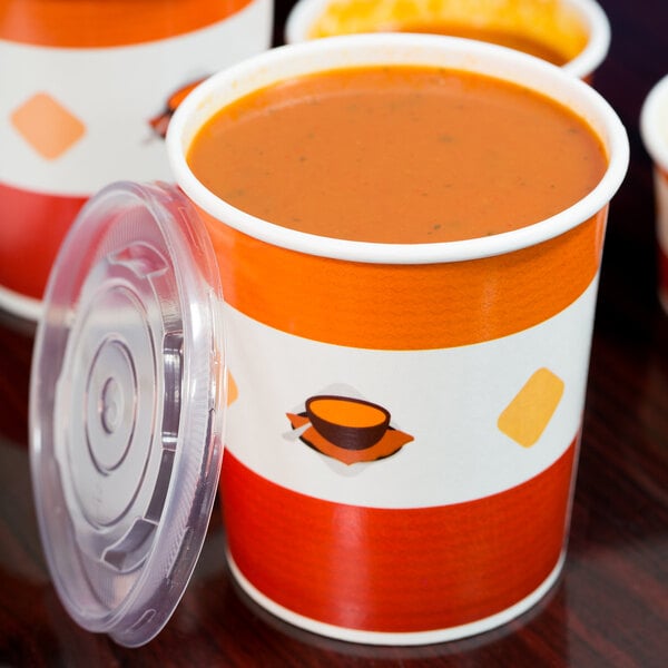 A Choice paper soup cup with a vented plastic lid filled with soup.