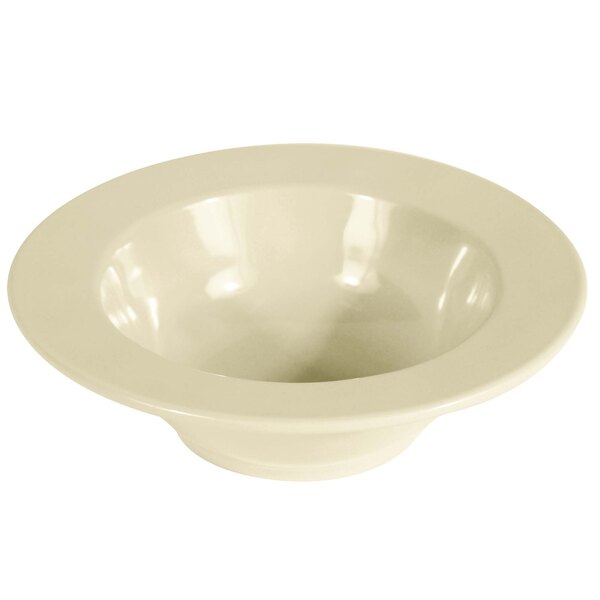 A close-up of an Elite Global Solutions vanilla melamine bowl with a round rim and handle.