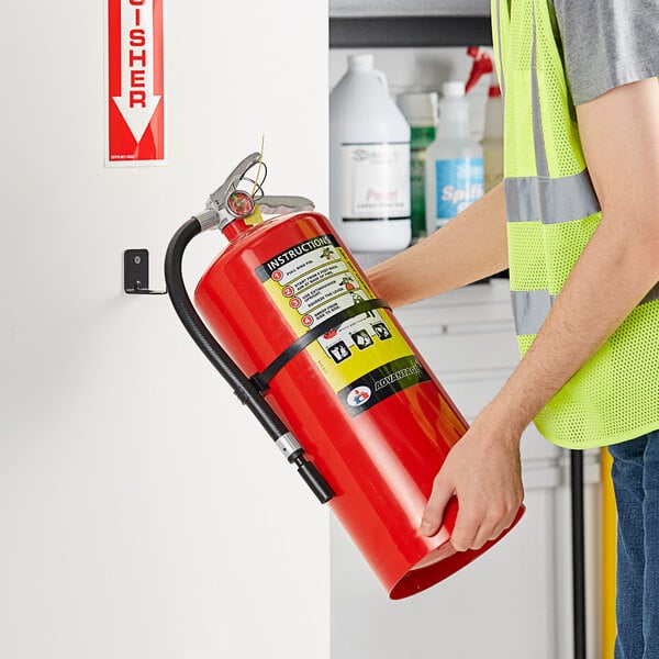 Badger Advantage ADV-20 18 lb. Dry Chemical ABC Fire Extinguisher with Wall Bracket - Untagged and Rechargeable - UL Rating 6-A:80-B:C