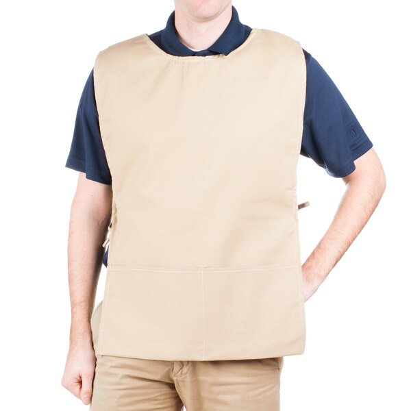 A man wearing a beige Intedge cobbler apron with 2 pockets.