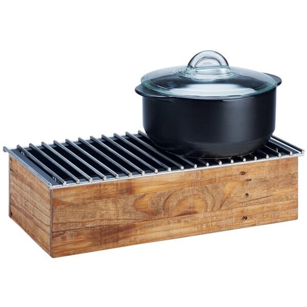 A black pot in a Cal-Mil Madera Chafer Alternative on a wooden tray.