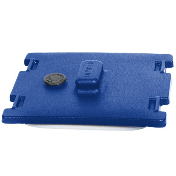A blue rectangular Cambro Camtainer lid with a button.