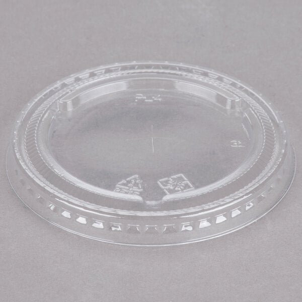 A clear plastic lid with a straw slot.