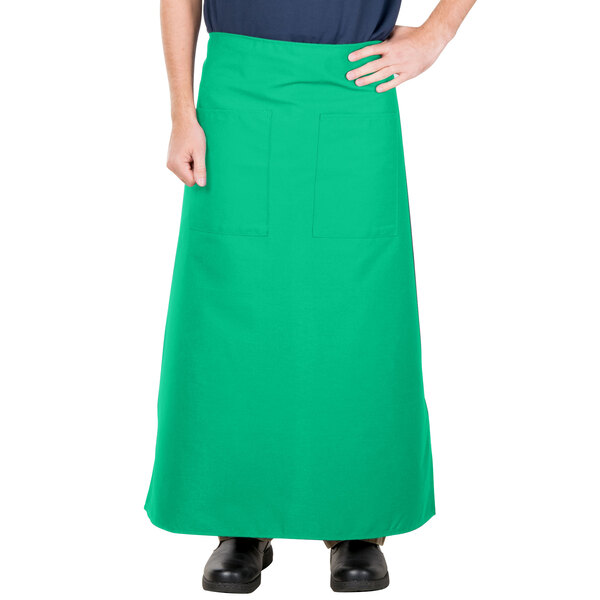 A man wearing a green Intedge bistro apron with 2 pockets.