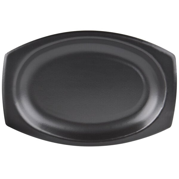 A black round Dart foam platter with a black rim.
