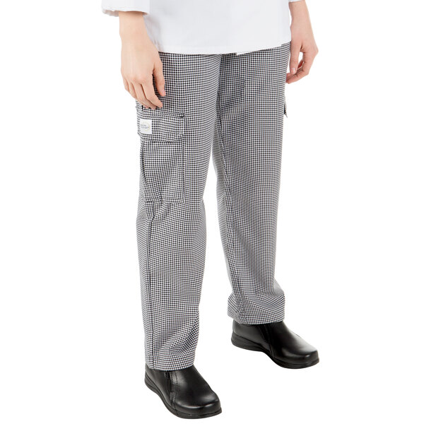 A woman wearing Mercer Culinary Genesis Houndstooth Cargo Pants standing in front of a white background.