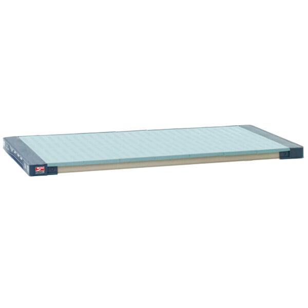 A MetroMax 4 shelf with a blue solid mat on a white base.