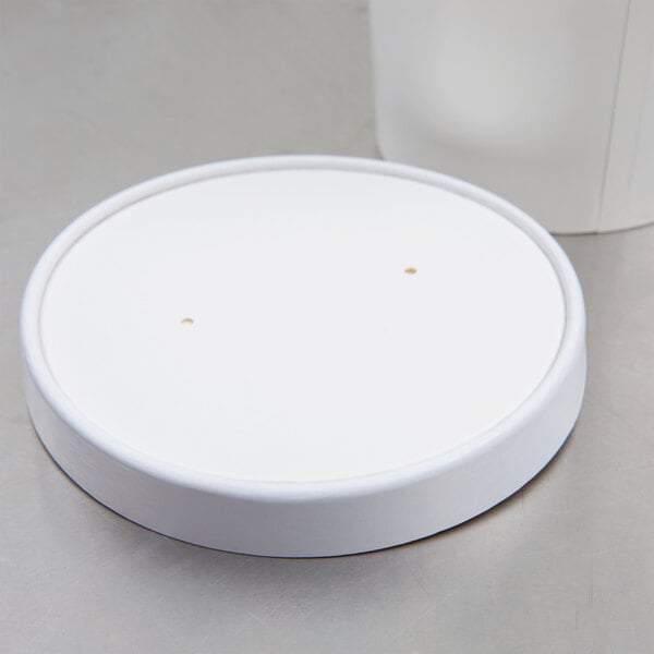 A white round Choice paper soup cup with a vented lid.