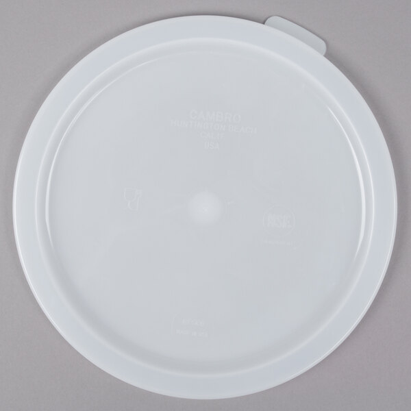 A white plastic lid for a Cambro round food storage container.