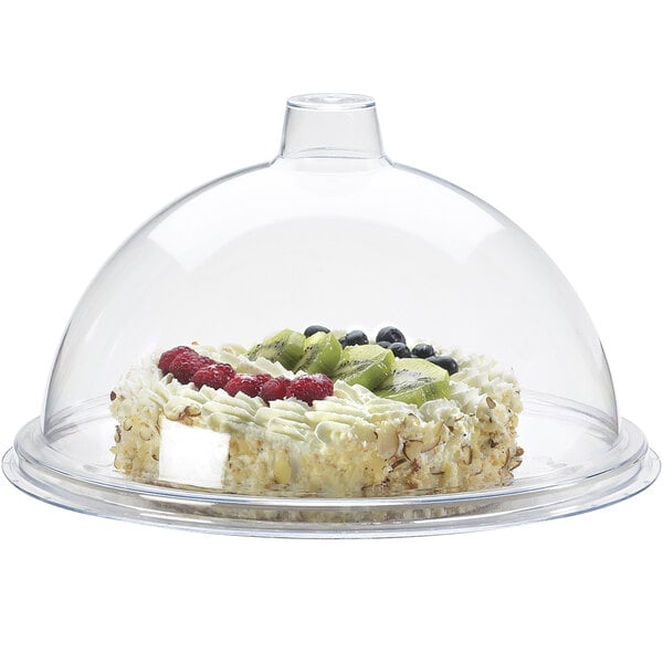 A Cal-Mil clear tray cover with a cake topped with fruit on it.