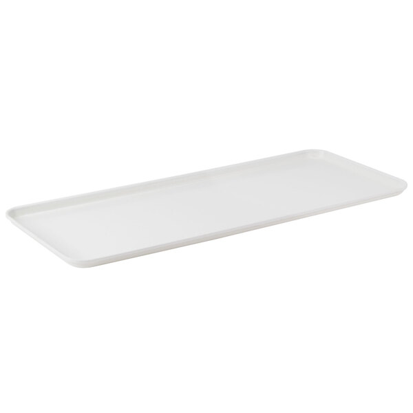 A white rectangular Carlisle market tray with a handle.