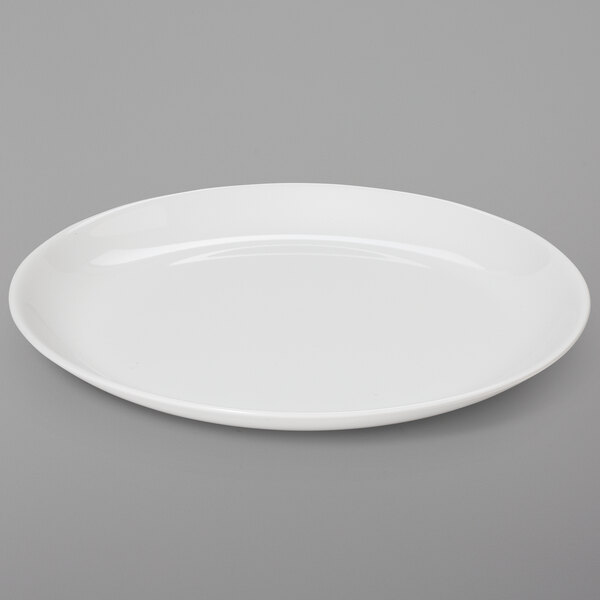A white GET Settlement melamine dinner plate with a rim.