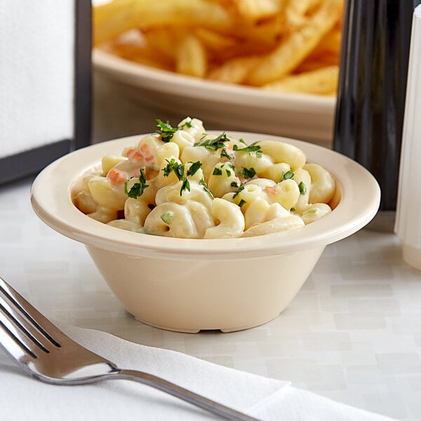 An Acopa tan melamine bowl filled with macaroni and cheese.