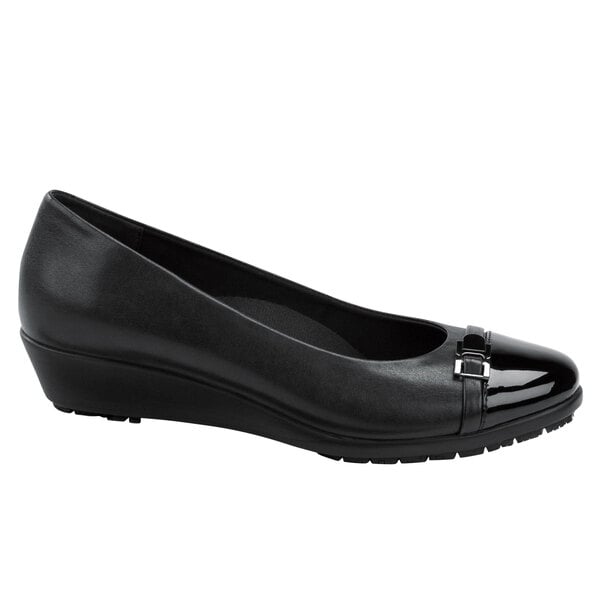 A black leather SR Max Isabella women's pump dress shoe with a shiny toe and buckle.