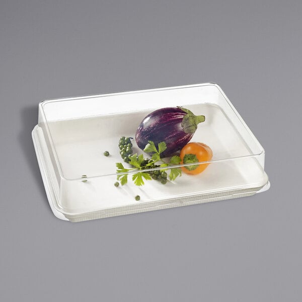 A Solia transparent PET lid on a plastic container with vegetables inside.