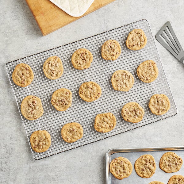 A Choice chrome plated wire cooling rack with cookies on it.