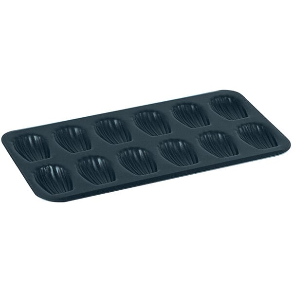 A black Gobel Madeleine pan with 12 shell-shaped molds.
