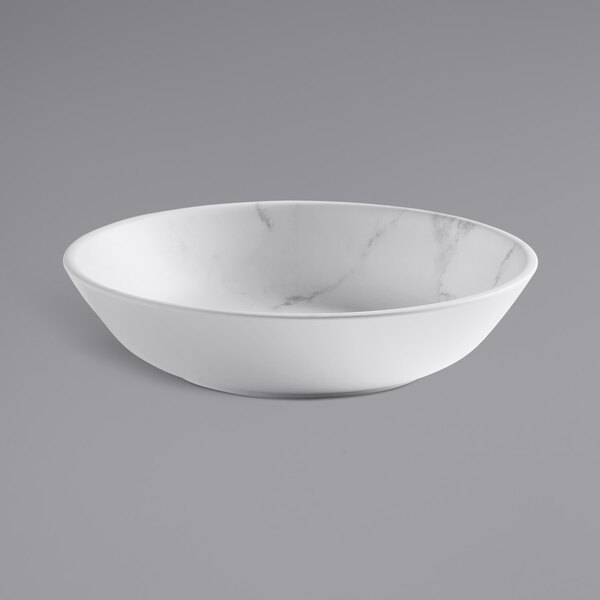 A white marble bowl with a white rim.