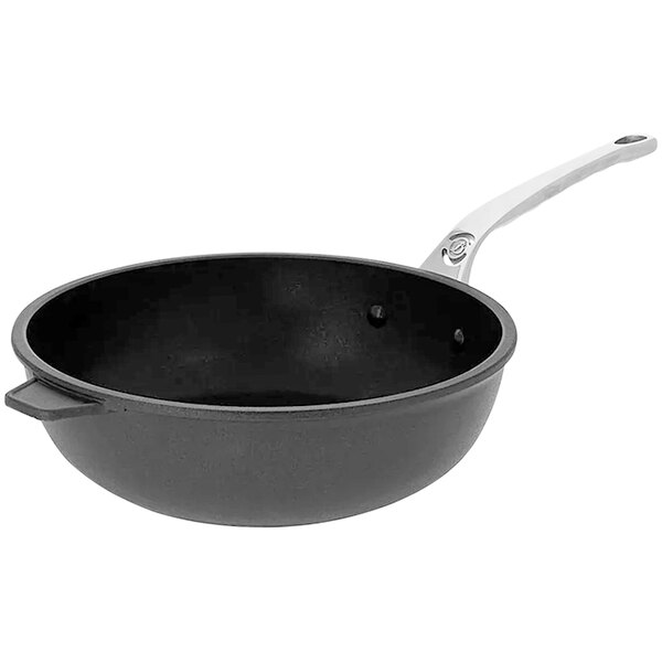 A black round de Buyer stir fry pan with a handle.