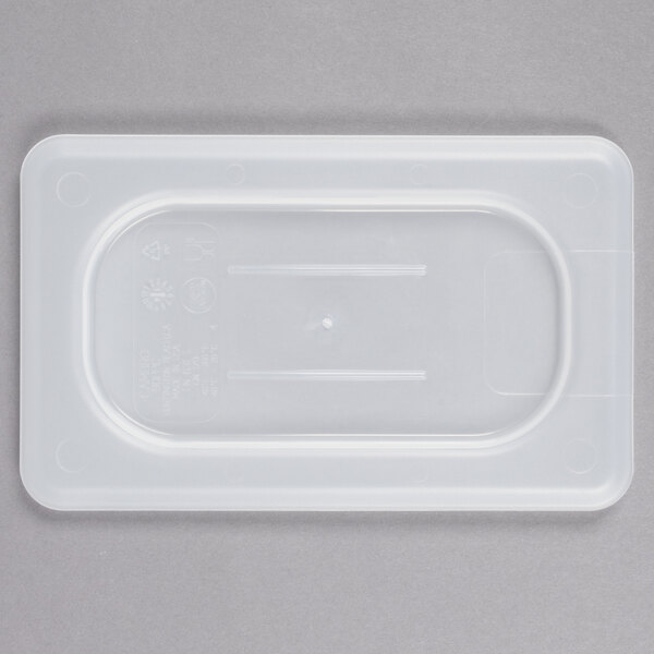 A clear Cambro plastic lid on a plastic container.
