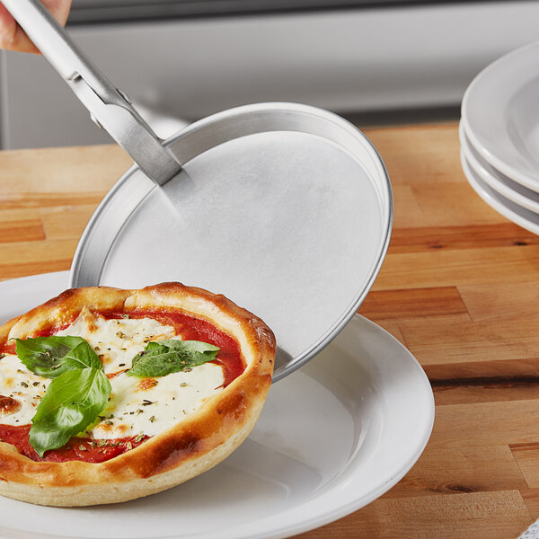 A small pizza on a Choice aluminum pizza pan.