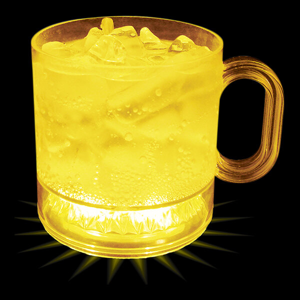 A customizable yellow plastic mug with ice and a yellow liquid.