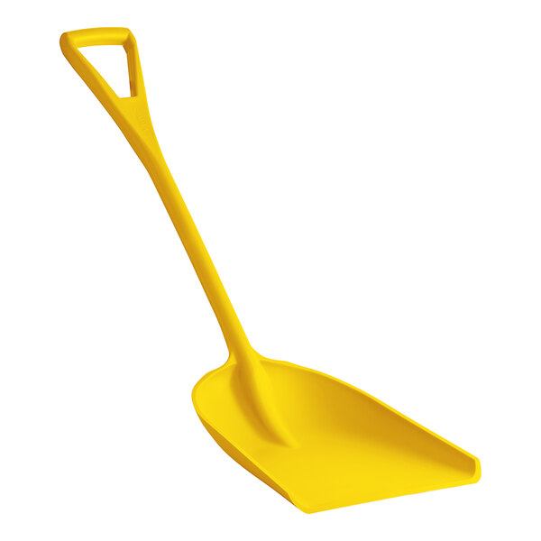 A Carlisle yellow food service shovel with a long handle.