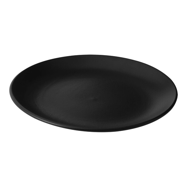 A black plate with a white background.