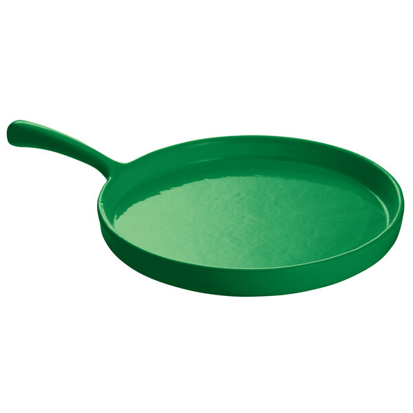 A green Tablecraft pizza tray with a handle.
