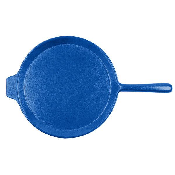 A blue Tablecraft pizza tray with a handle.