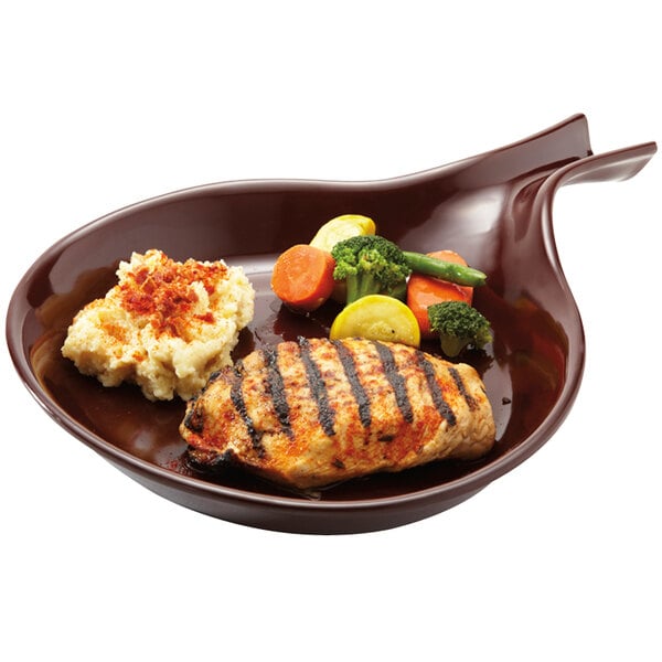 A brown GET Skillet filled with chicken, vegetables, and mashed potatoes.