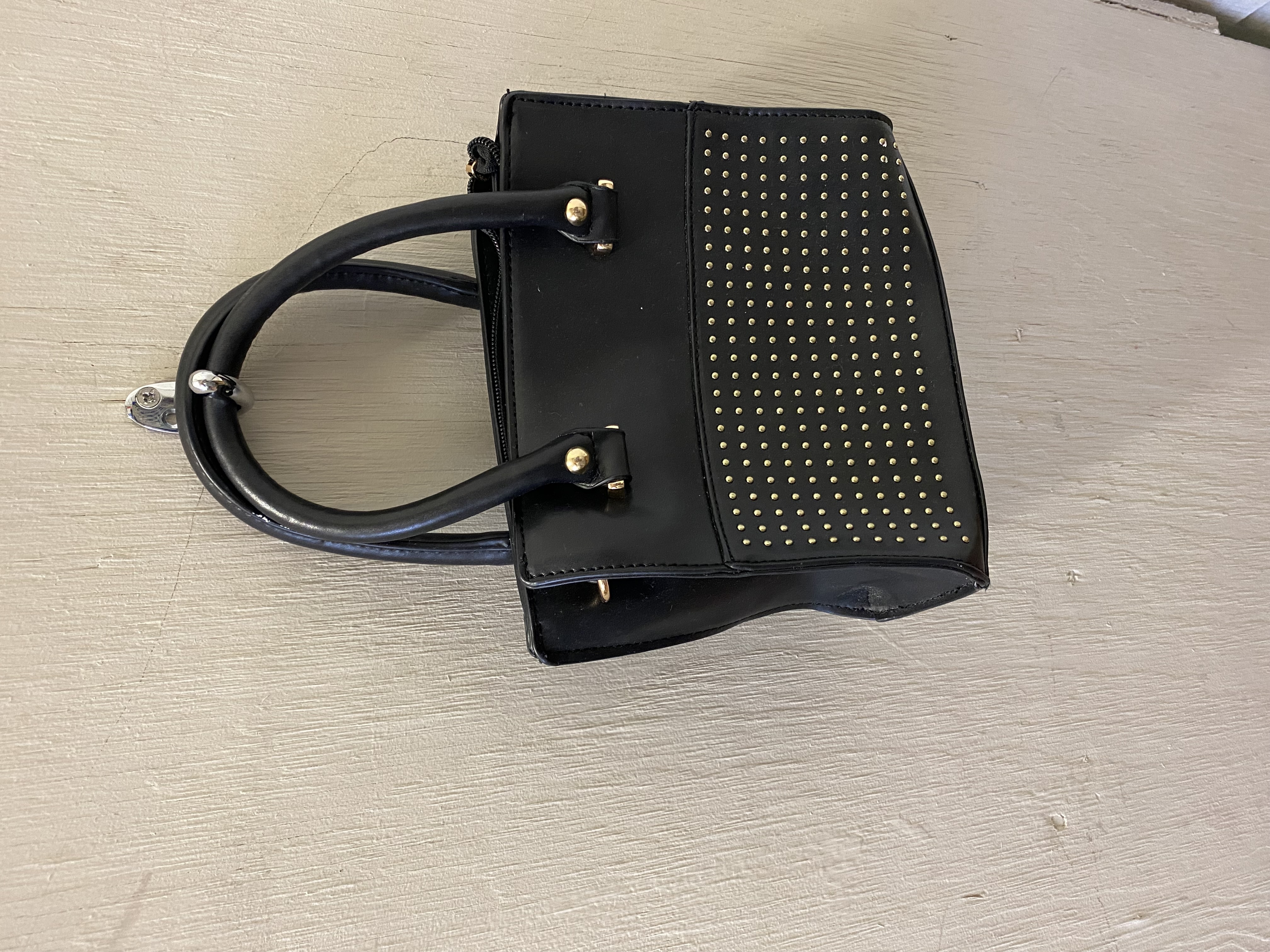 Great looking hook easy to put it on and good heavy flutter chrome materials and holds pretty good weight 