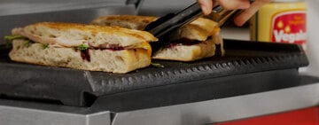 https://www.webstaurantstore.com/images/guides/thumbnails/695/panini-grill-header.jpg