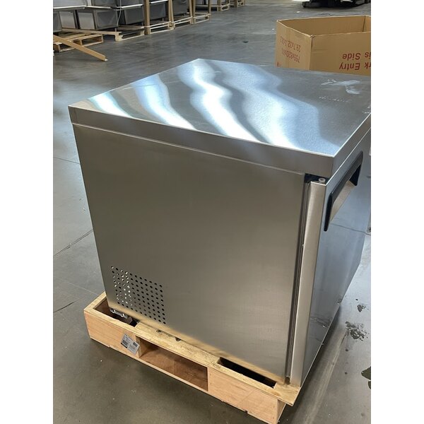 Scratch and Dent Avantco AU27FHC 27" Undercounter Freezer