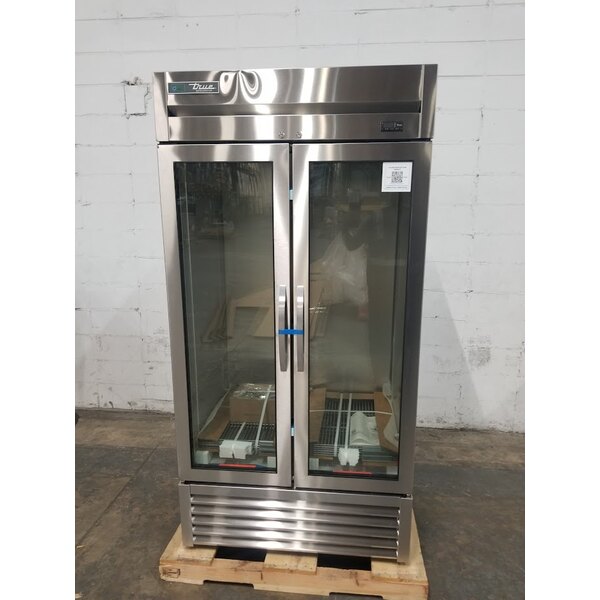 Scratch and Dent True T35GHCFGD01 39 5/8" 2 Section Glass Door Reach