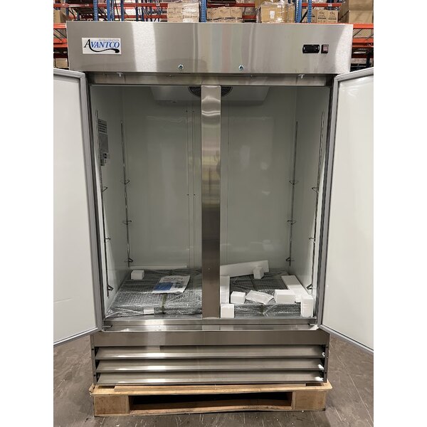 Scratch and Dent Avantco A49FHC 54" Solid Door ReachIn Freezer