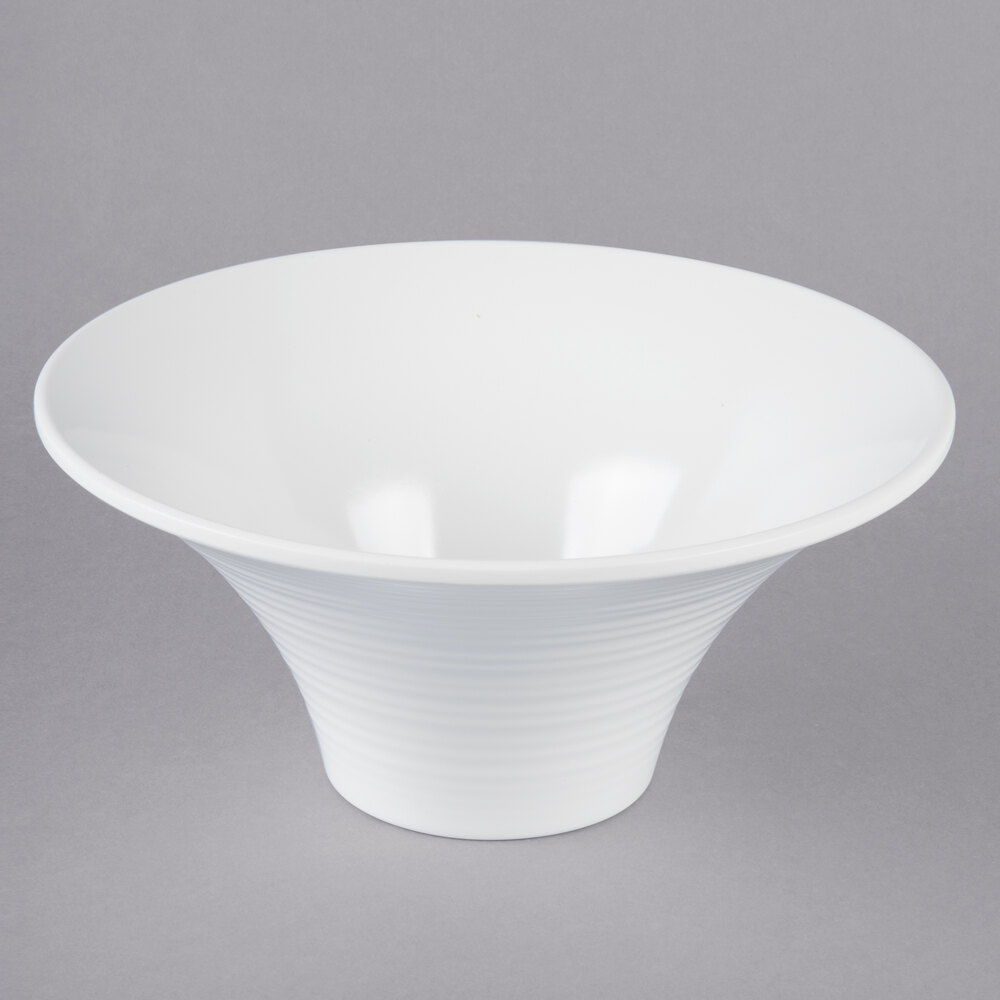 Vollrath V22171 30 oz. White Small Fluted Melamine Pedestal Bowl
