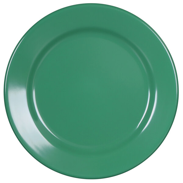 A close up of a green Elite Global Solutions Rio melamine plate with a white circle.