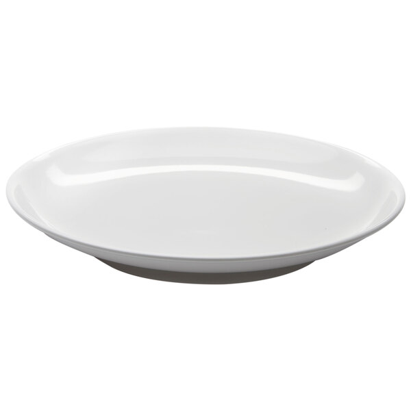 A white Elite Global Solutions round coupe plate with a rim.