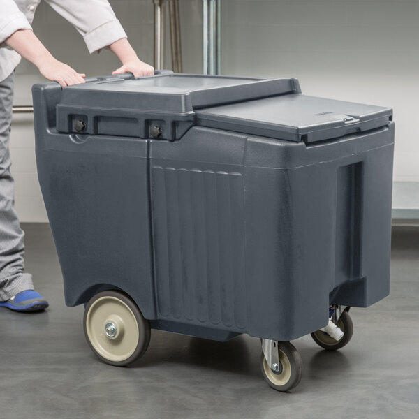 Cambro ICS125LB191 SlidingLid™ Granite Gray Mobile Ice Bin 125 lb
