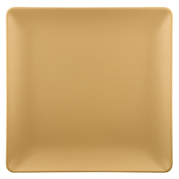 A square rattan-colored melamine plate.