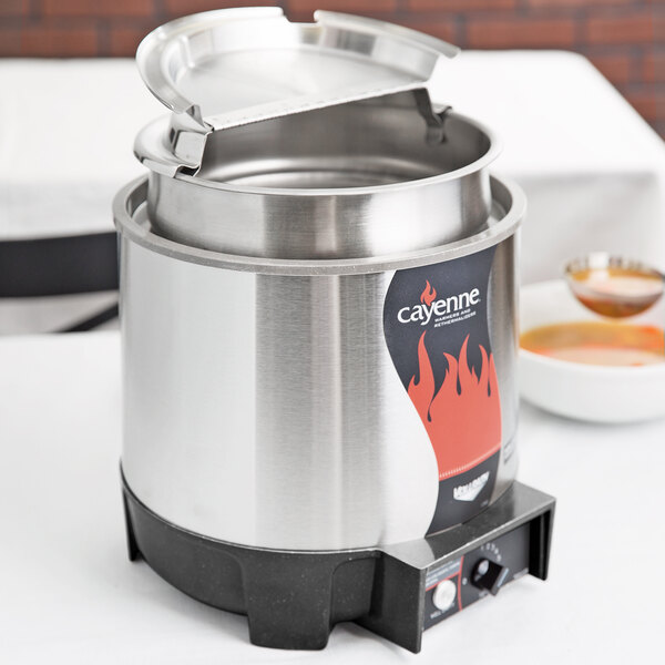 Vollrath 72018 Cayenne 7 Qt. Round "Heat 'n Serve" Rethermalizer / Warmer Package with Inset and Cover - 120V, 800W